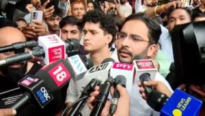 कॉकरोच जनता पार्टी फिर सड़क पर उतरी, पार्लियामेंट स्ट्रीट थाने के बाहर धरना, कार्यकर्ता के पिता से मारपीट का मामला